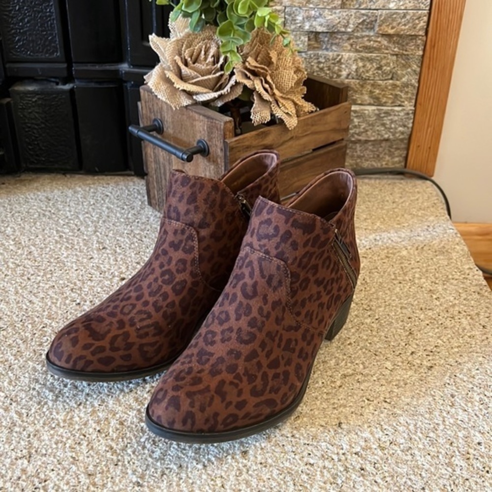 Sun‎ and Stone Animal Print Booties Size 6 🐆 EUC